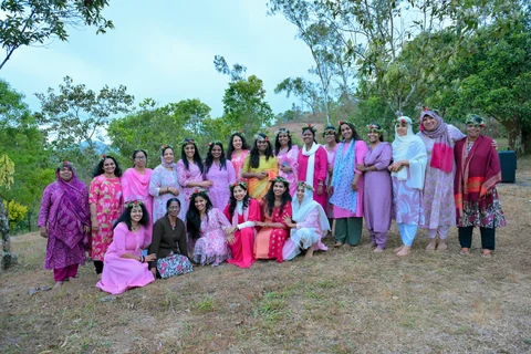 പ്രകൃതിയിൽ പിങ്ക് വസ്ത്രങ്ങളണിഞ്ഞ Swasti retreat കൂട്ടായ്മ