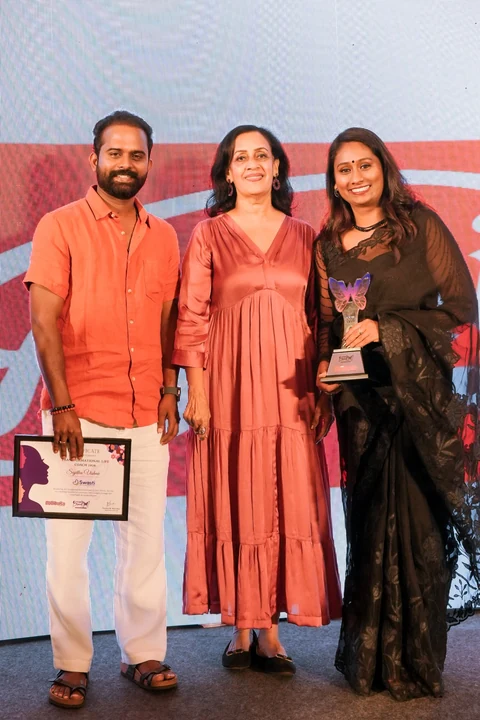 സർട്ടിഫിക്കറ്റും പുരസ്കാരവുമായി വിഷ്ണുവും സജിതയും