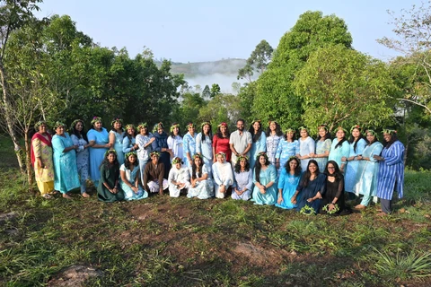 പ്രകൃതിയിൽ നീല വസ്ത്രങ്ങളണിഞ്ഞ Swasti retreat കൂട്ടായ്മ