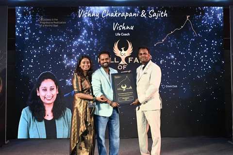 വിഷ്ണുവും സജിതയും വേദിയിൽ അംഗീകാരം സ്വീകരിക്കുന്നു